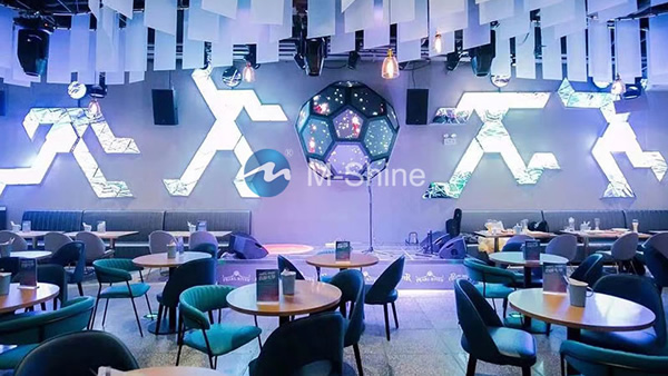 人形室內(nèi)LED顯示屏，啤酒俱樂部，廣州，中國